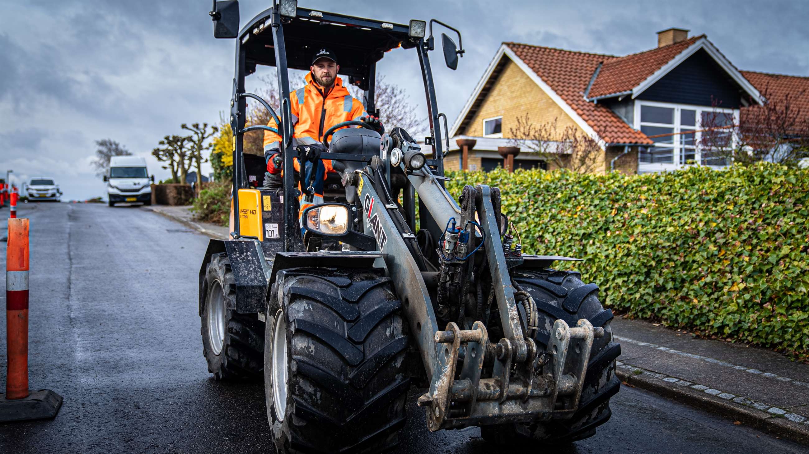 Anlægsgartner og haveentreprenør kører i traktor. Skal vi hjælpe dig i Vejen, Fredericia, Kolding, Vejle eller omegn? Kontakt os i dag.
